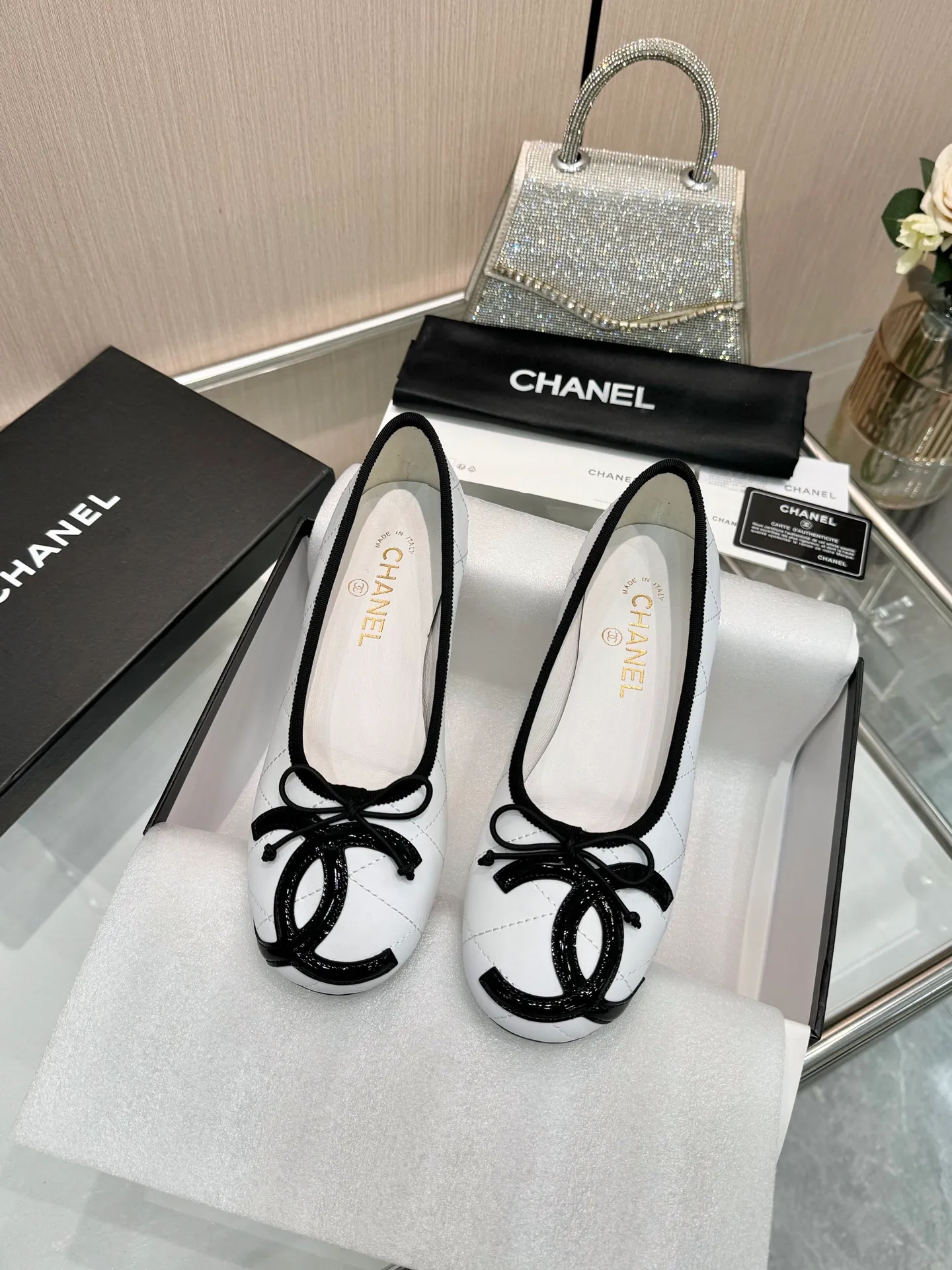 👟👟Ex-factory price 500👟👟 | ²⁰²5 𝐬𝐬 🤍🤎𝐂𝐇𝐀𝐍𝐄𝐋Chanel 26A catwalk style handmade Mary Jane women's shoes. Ballet shoes are so amazing, the bow pattern is so cute! Even if I don’t wear flat shoes, I can’t resist the temptation! The second recommended pair of Chanel logo women's shoes has great texture and is versatile. It is made of lambskin and has an original two-color outsole. Size: 35-40 (41 can be customized and cannot be returned or exchanged)